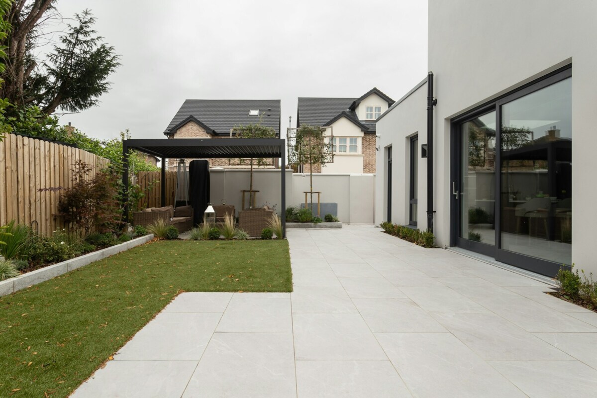 tuin van een woning met zwarte kozijnen