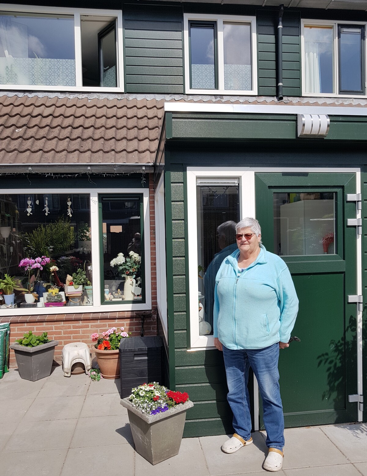 Ria van DIjk voor haar nieuwe groene uitbouw